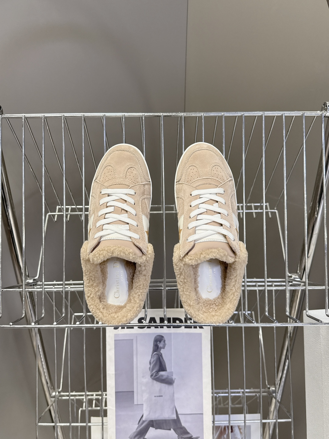 Christian Dior迪奥秋冬最新款毛里休闲鞋、众多明星网红示范的超级百搭款 款式搭配品牌Logo