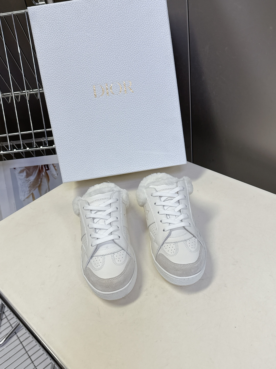 Christian Dior迪奥秋冬最新款毛里休闲鞋、众多明星网红示范的超级百搭款 款式搭配品牌Logo