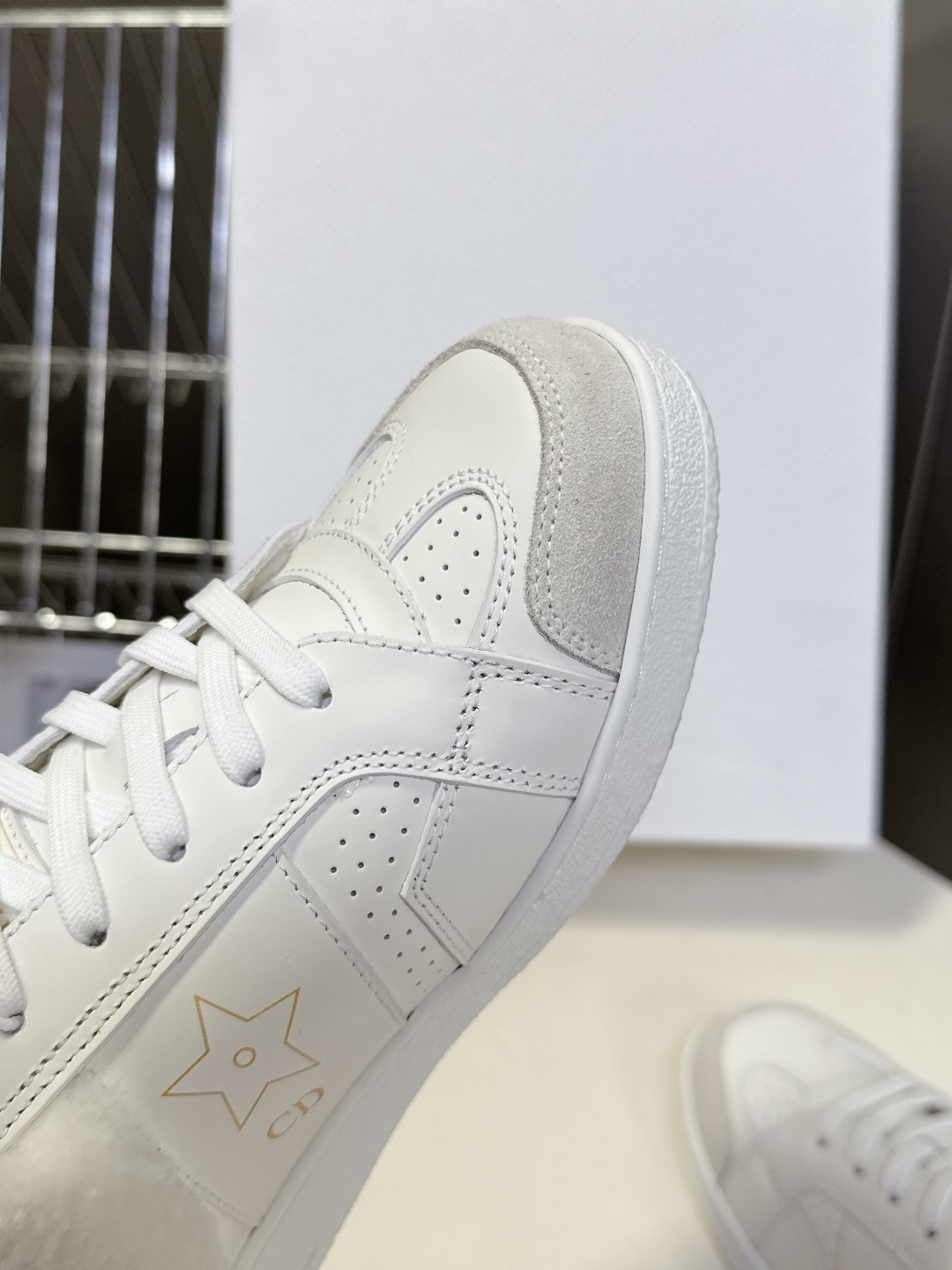 Christian Dior迪奥秋冬最新款毛里休闲鞋、众多明星网红示范的超级百搭款 款式搭配品牌Logo