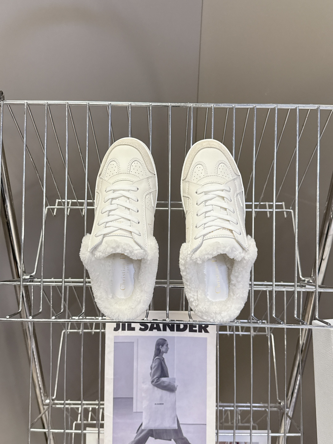 Christian Dior迪奥秋冬最新款毛里休闲鞋、众多明星网红示范的超级百搭款 款式搭配品牌Logo