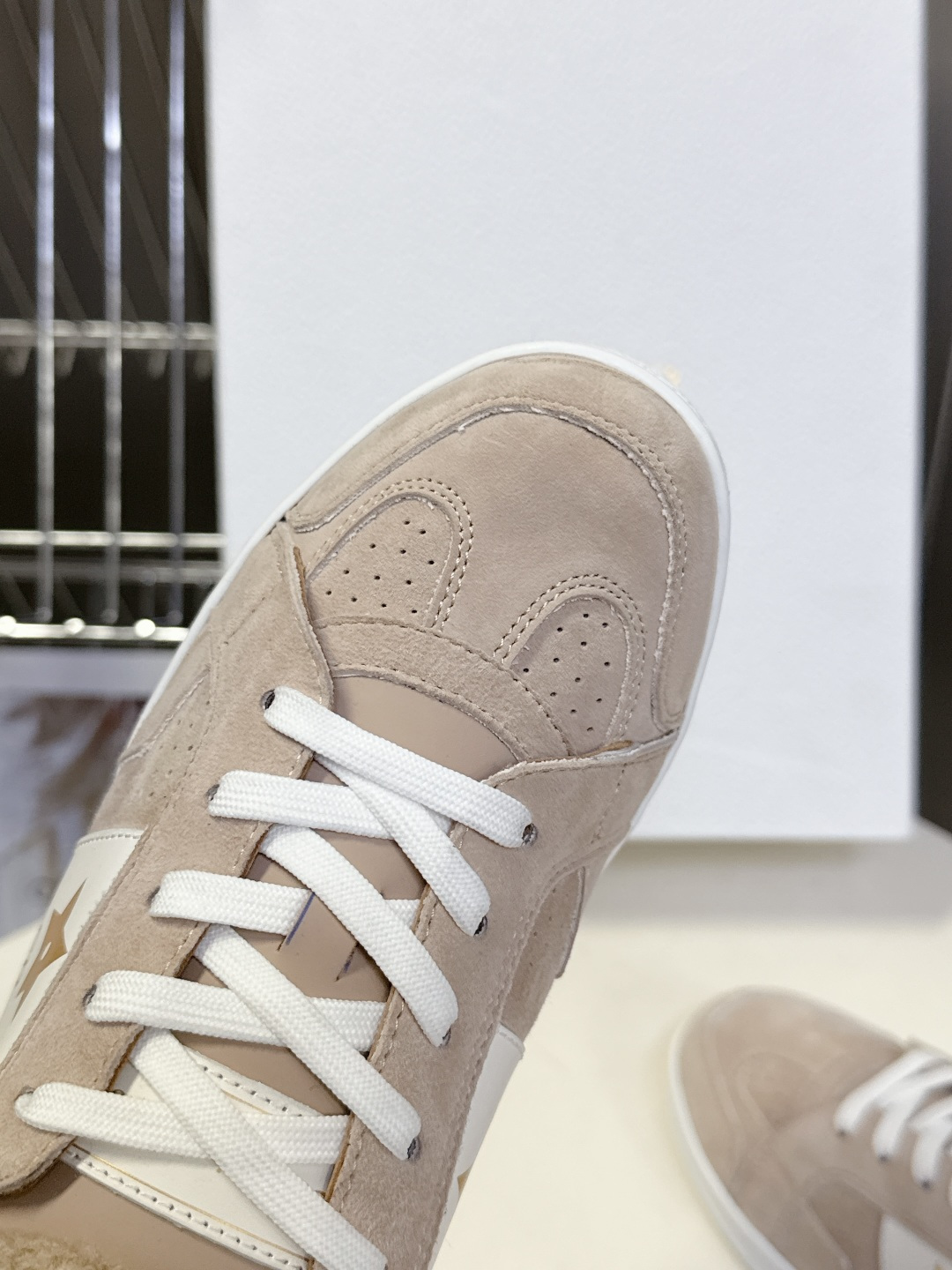 Christian Dior迪奥秋冬最新款毛里休闲鞋、众多明星网红示范的超级百搭款 款式搭配品牌Logo