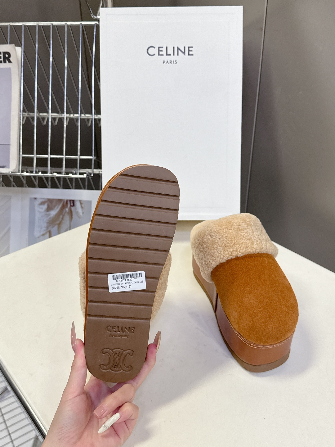 Celine思琳凯旋门秋冬新款厚底毛毛包头拖高级感十足 网红ins种草神器、非常复古风、气场十足单品、设