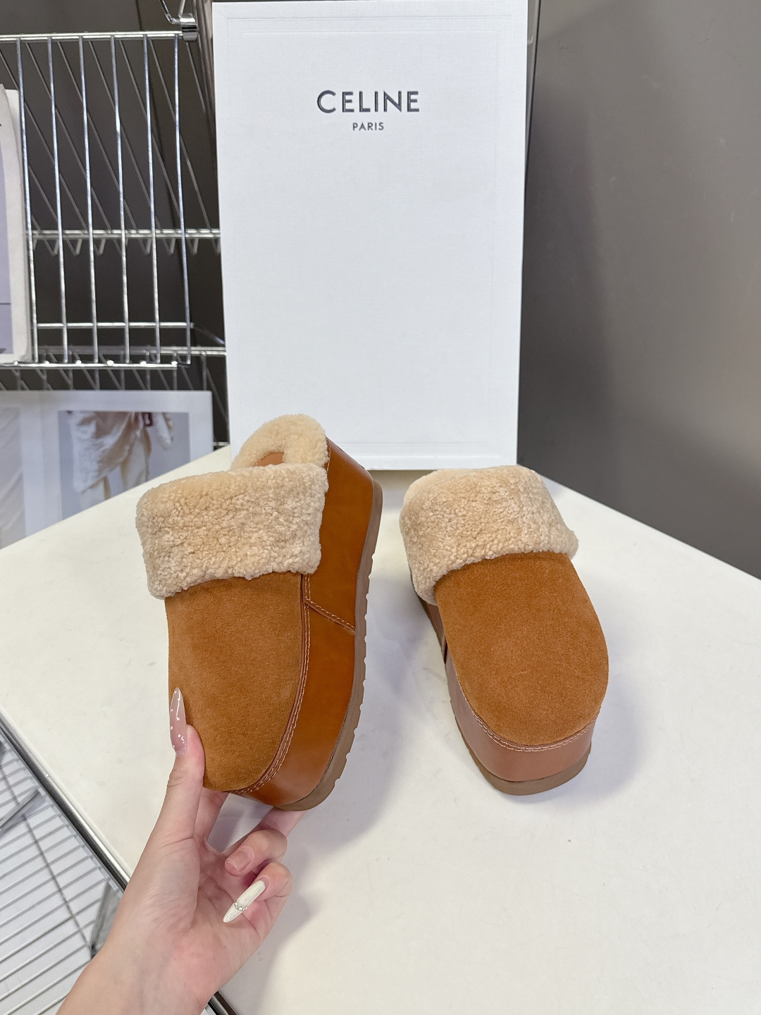 Celine思琳凯旋门秋冬新款厚底毛毛包头拖高级感十足 网红ins种草神器、非常复古风、气场十足单品、设
