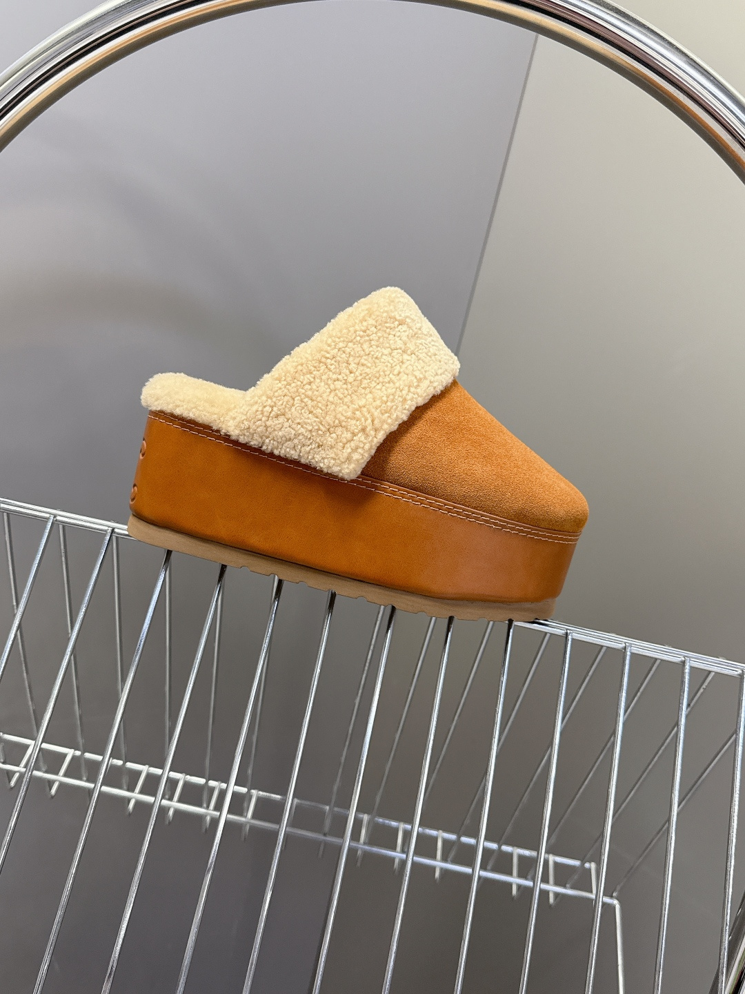 Celine思琳凯旋门秋冬新款厚底毛毛包头拖高级感十足 网红ins种草神器、非常复古风、气场十足单品、设