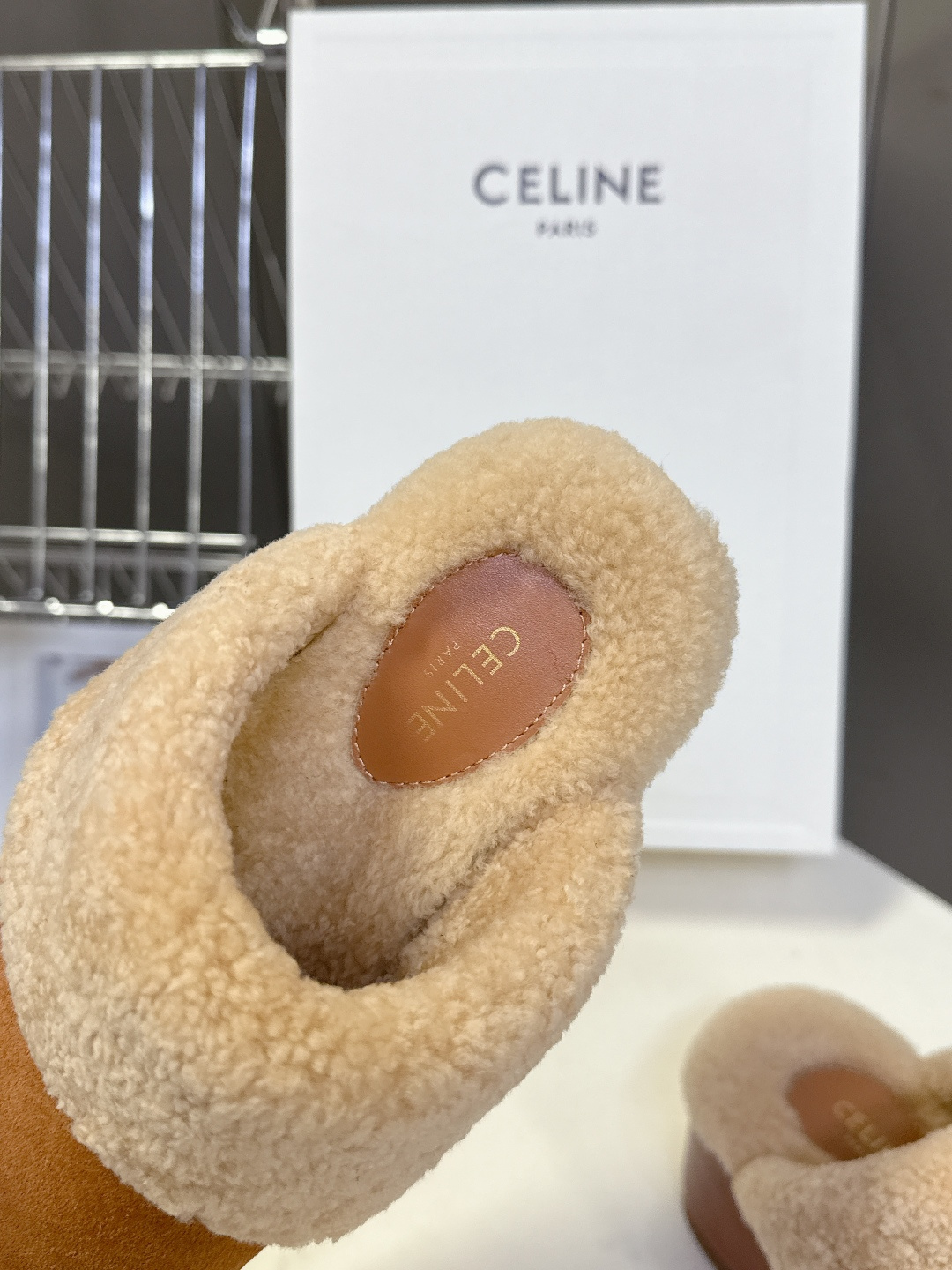 Celine思琳凯旋门秋冬新款厚底毛毛包头拖高级感十足 网红ins种草神器、非常复古风、气场十足单品、设