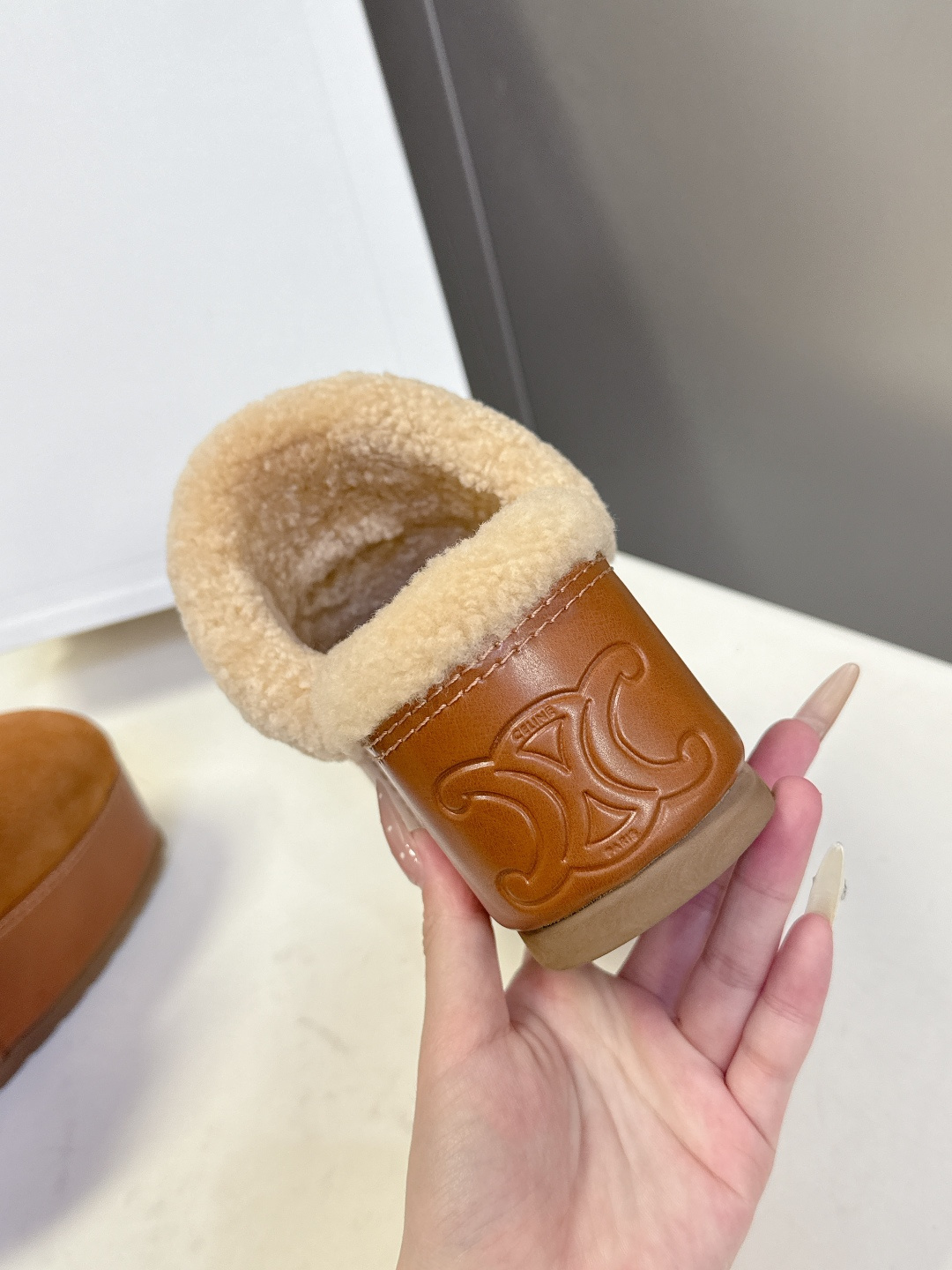 Celine思琳凯旋门秋冬新款厚底毛毛包头拖高级感十足 网红ins种草神器、非常复古风、气场十足单品、设