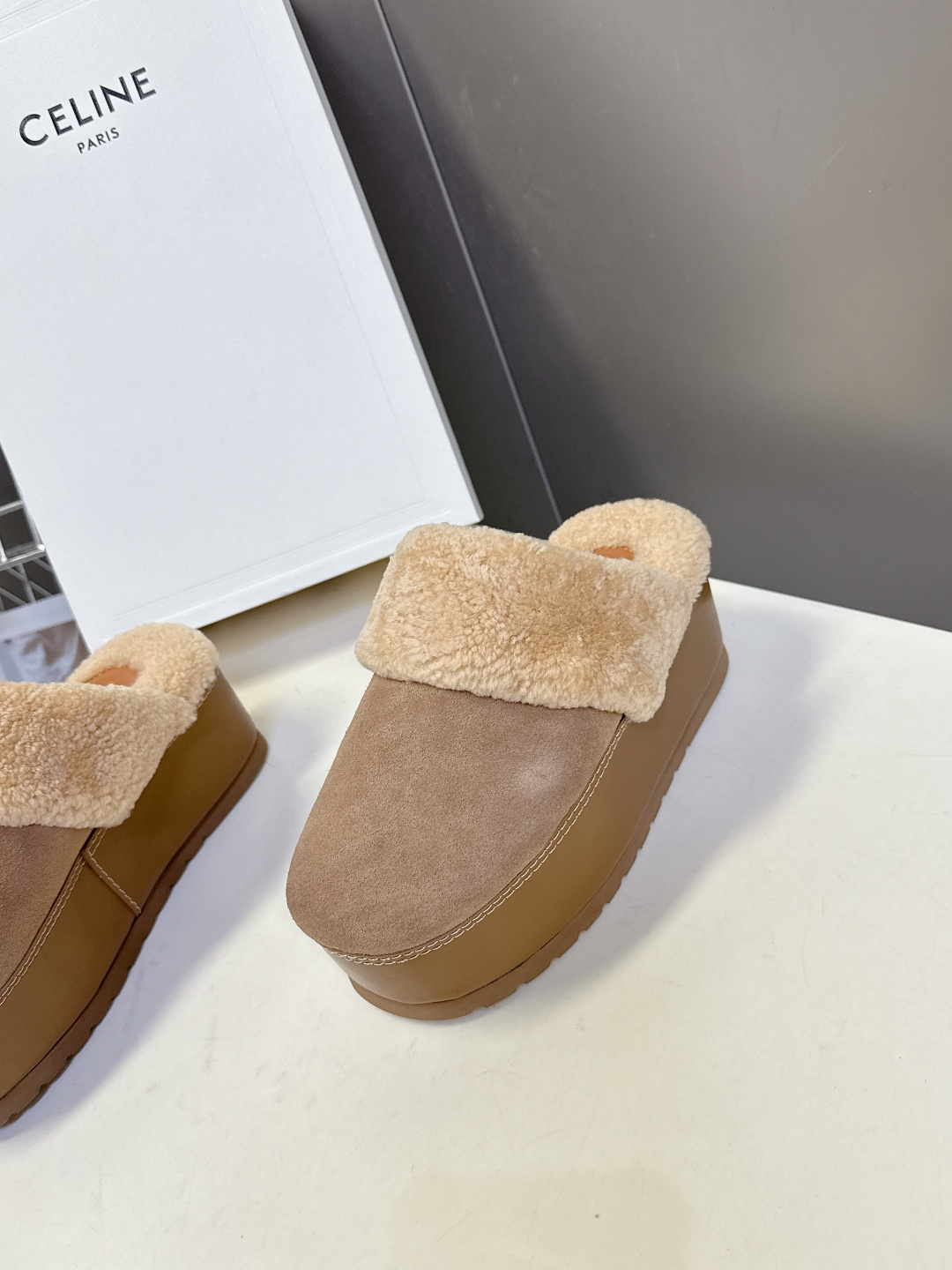 Celine思琳凯旋门秋冬新款厚底毛毛包头拖高级感十足 网红ins种草神器、非常复古风、气场十足单品、设