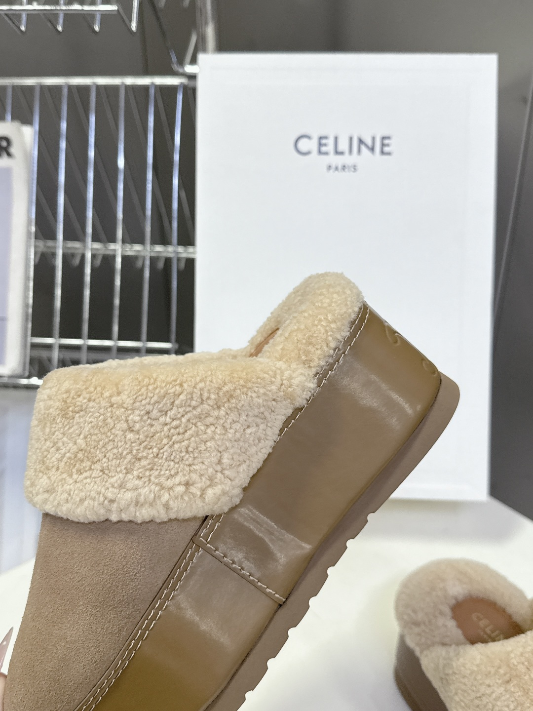 Celine思琳凯旋门秋冬新款厚底毛毛包头拖高级感十足 网红ins种草神器、非常复古风、气场十足单品、设