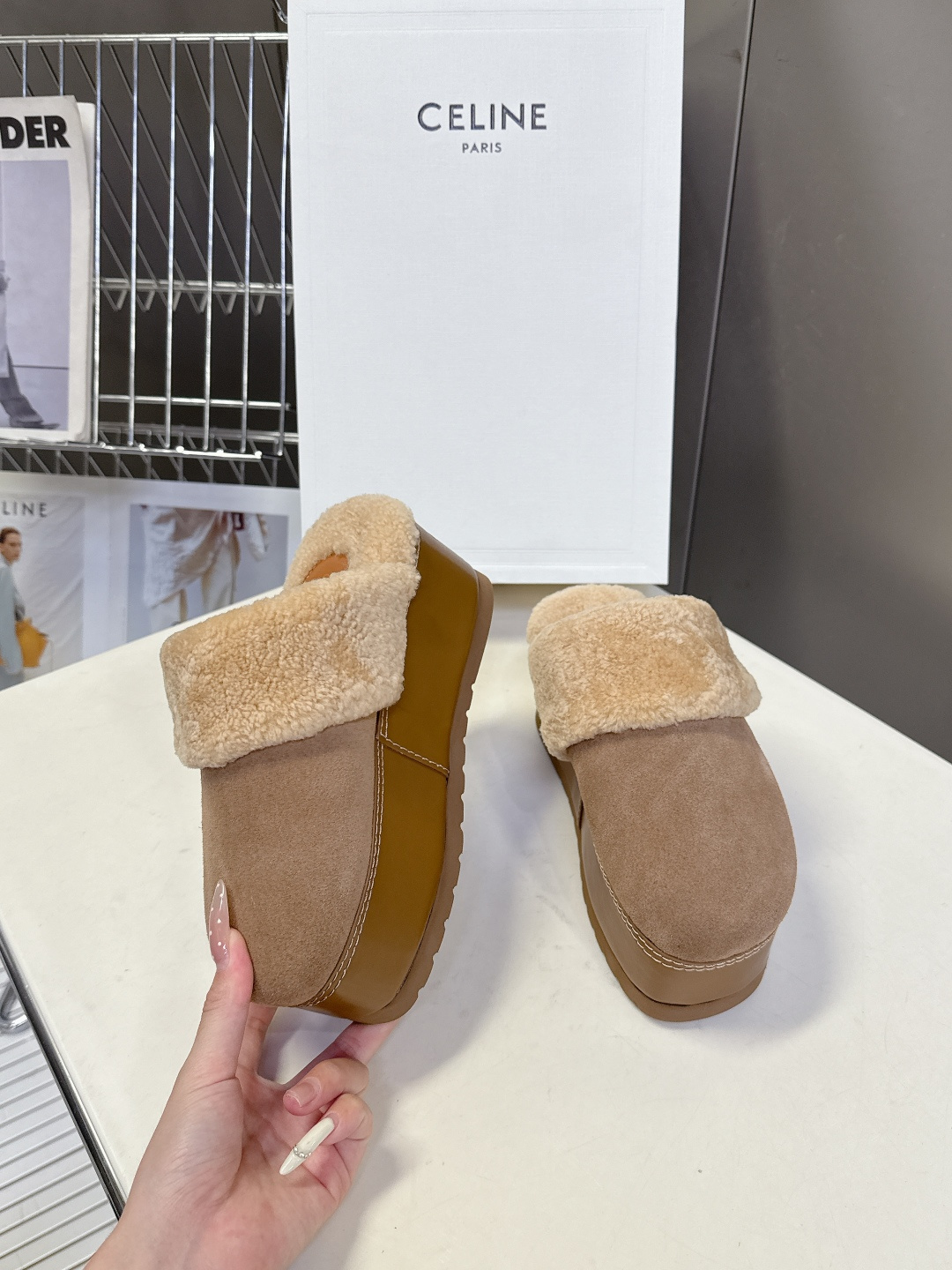 Celine思琳凯旋门秋冬新款厚底毛毛包头拖高级感十足 网红ins种草神器、非常复古风、气场十足单品、设