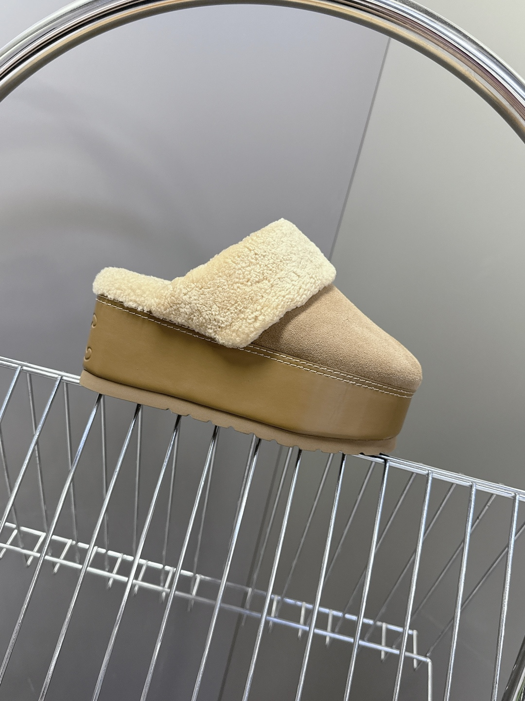 Celine思琳凯旋门秋冬新款厚底毛毛包头拖高级感十足 网红ins种草神器、非常复古风、气场十足单品、设