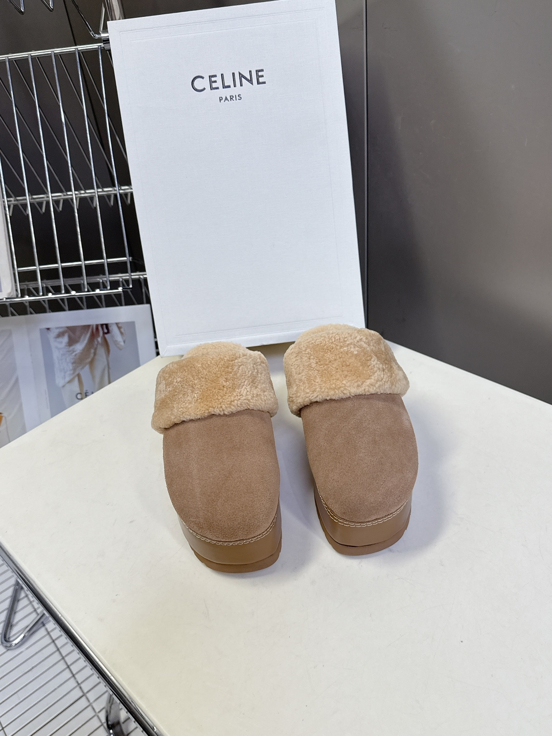 Celine思琳凯旋门秋冬新款厚底毛毛包头拖高级感十足 网红ins种草神器、非常复古风、气场十足单品、设