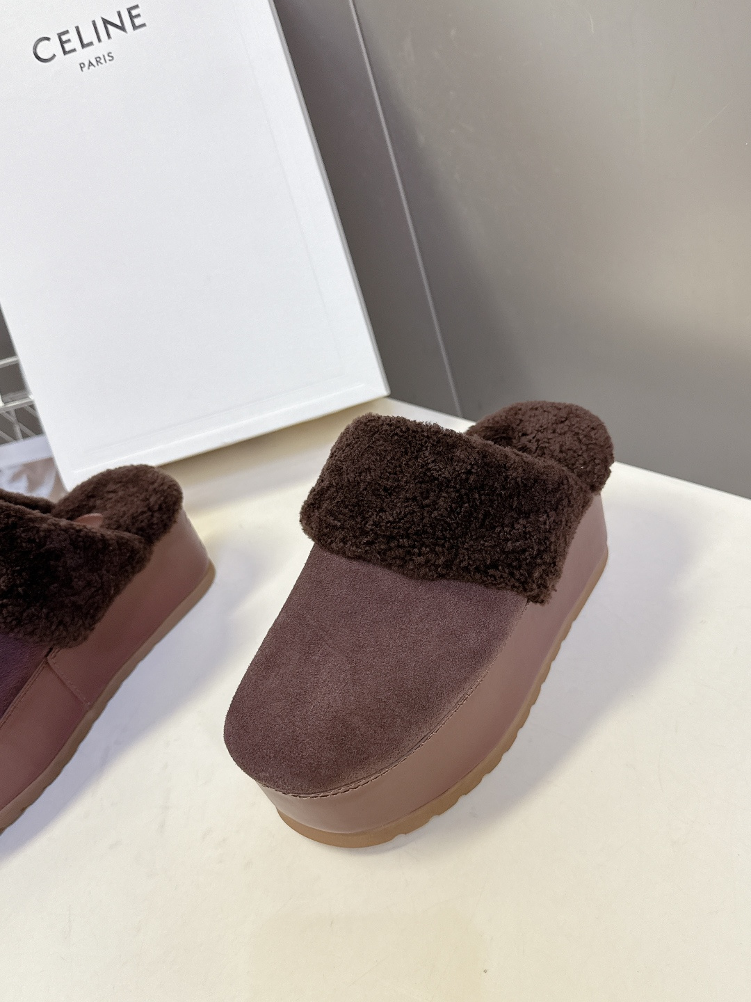Celine思琳凯旋门秋冬新款厚底毛毛包头拖高级感十足 网红ins种草神器、非常复古风、气场十足单品、设