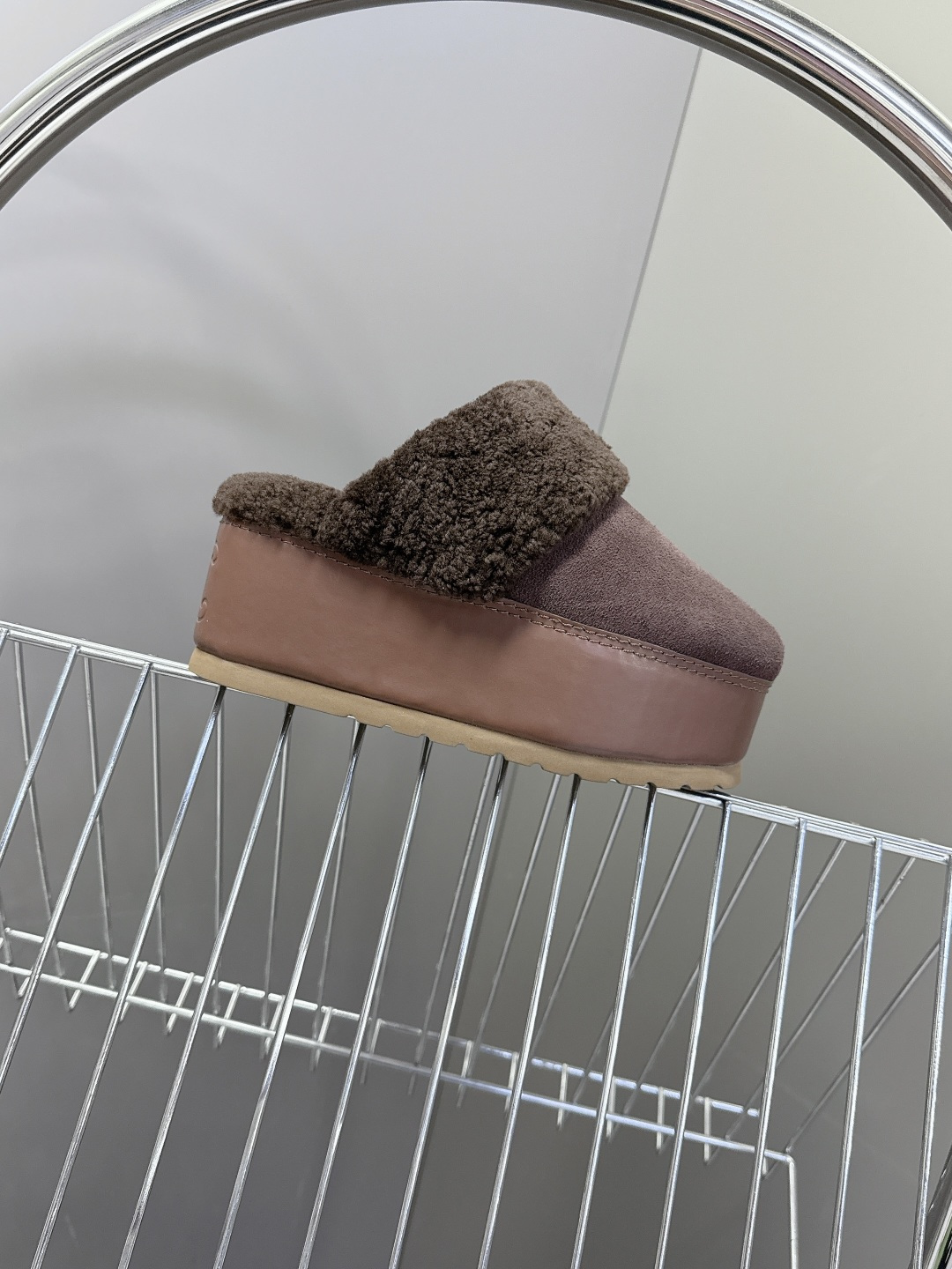 Celine思琳凯旋门秋冬新款厚底毛毛包头拖高级感十足 网红ins种草神器、非常复古风、气场十足单品、设