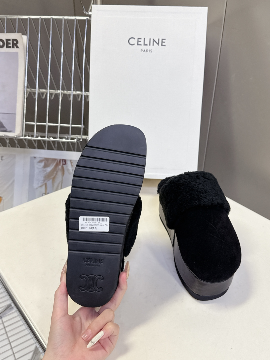 Celine思琳凯旋门秋冬新款厚底毛毛包头拖高级感十足 网红ins种草神器、非常复古风、气场十足单品、设