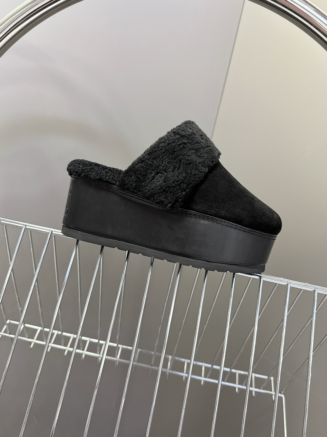 Celine思琳凯旋门秋冬新款厚底毛毛包头拖高级感十足 网红ins种草神器、非常复古风、气场十足单品、设