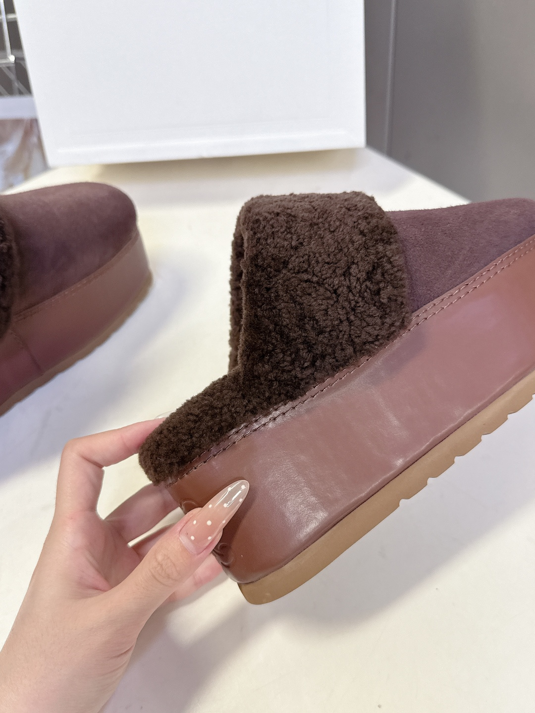 Celine思琳凯旋门秋冬新款厚底毛毛包头拖高级感十足 网红ins种草神器、非常复古风、气场十足单品、设