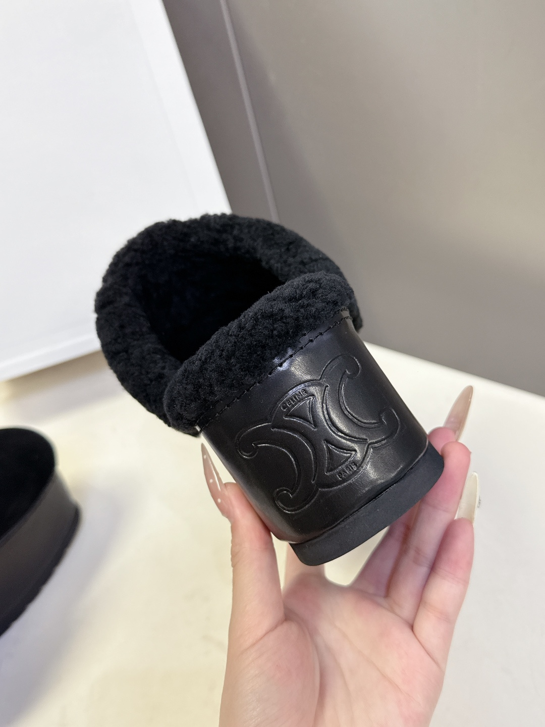 Celine思琳凯旋门秋冬新款厚底毛毛包头拖高级感十足 网红ins种草神器、非常复古风、气场十足单品、设