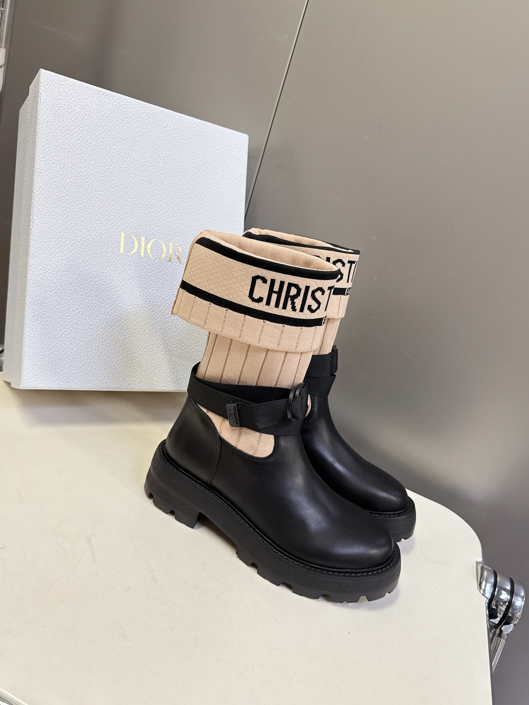 Dior迪奥秋冬最新款骑士靴 长靴 超多明星网红种草 时尚与潮流同时拥有 简约的设计 细节充满品牌元素 
