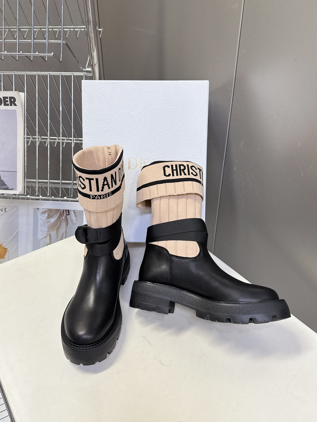 Dior迪奥秋冬最新款骑士靴 长靴 超多明星网红种草 时尚与潮流同时拥有 简约的设计 细节充满品牌元素 