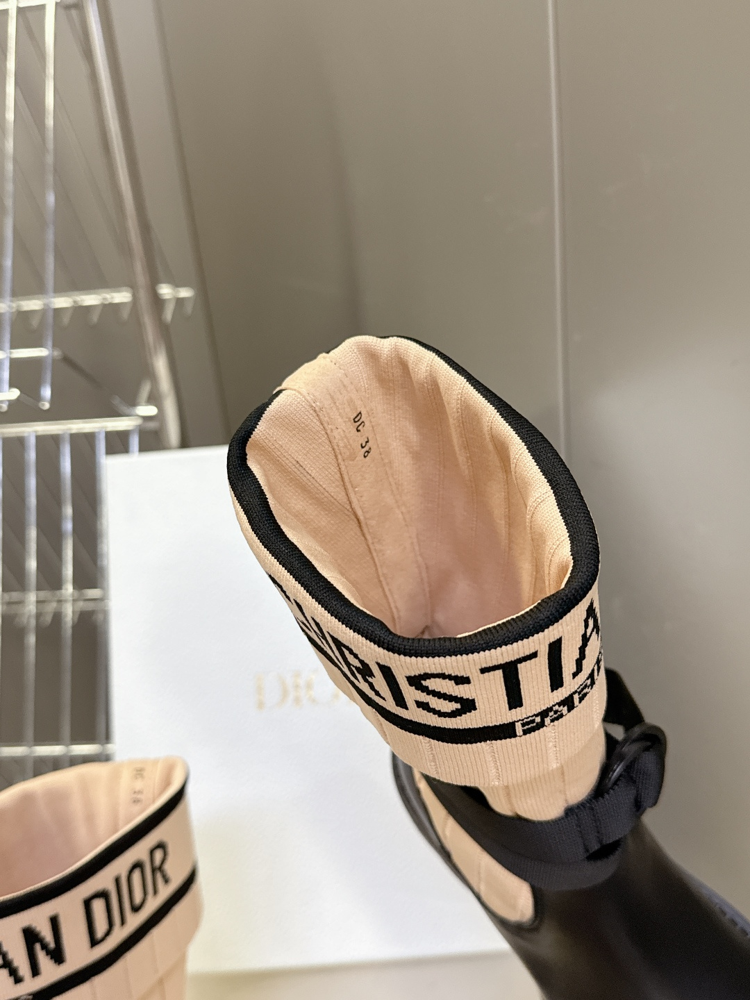 Dior迪奥秋冬最新款骑士靴 长靴 超多明星网红种草 时尚与潮流同时拥有 简约的设计 细节充满品牌元素 