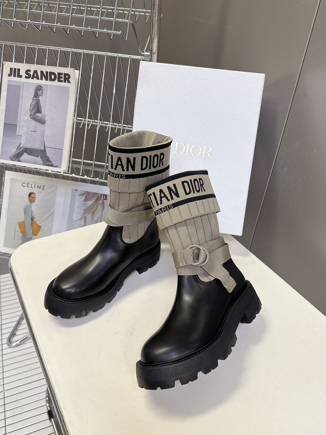 Dior迪奥秋冬最新款骑士靴 长靴 超多明星网红种草 时尚与潮流同时拥有 简约的设计 细节充满品牌元素 