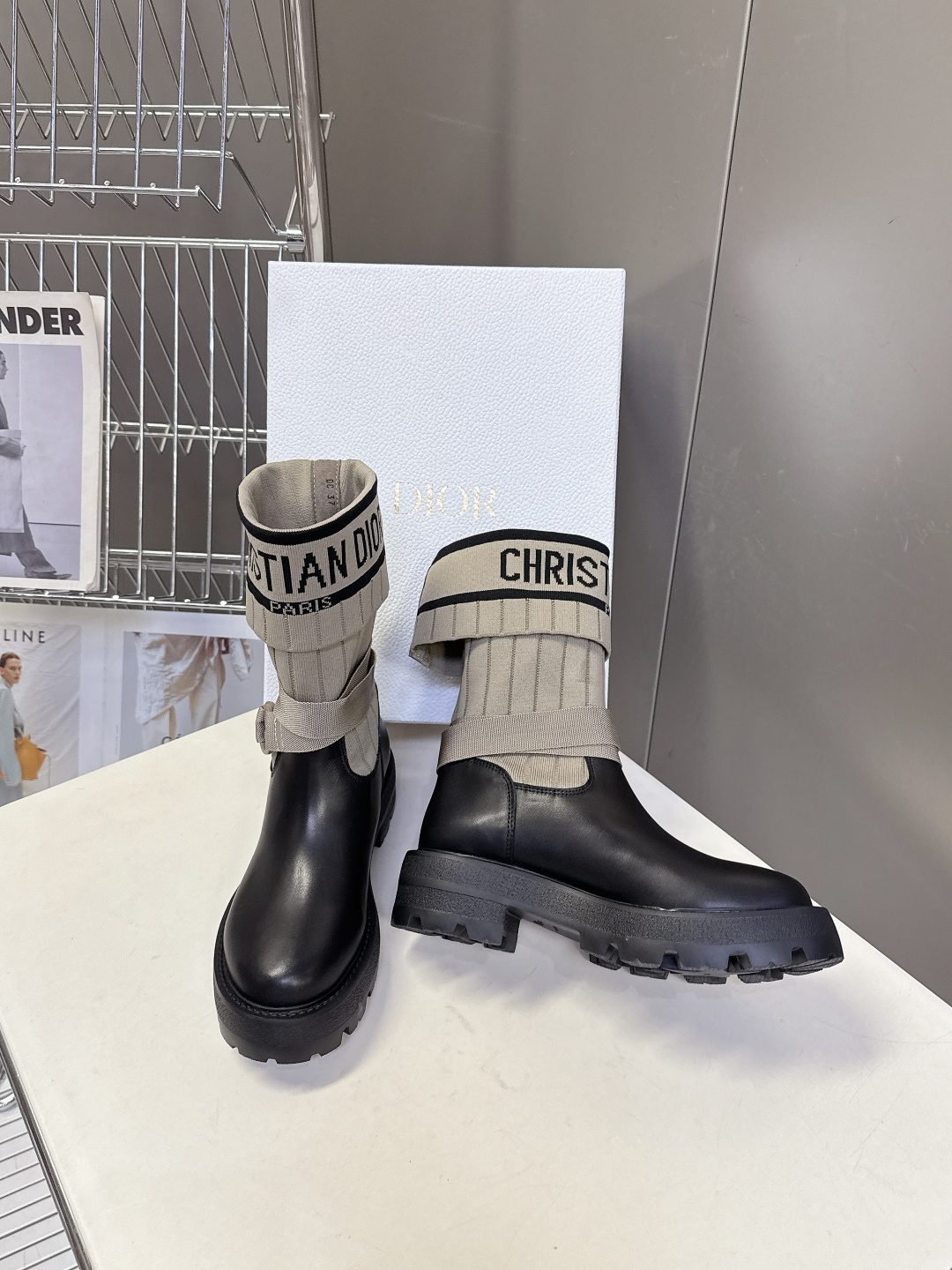 Dior迪奥秋冬最新款骑士靴 长靴 超多明星网红种草 时尚与潮流同时拥有 简约的设计 细节充满品牌元素 