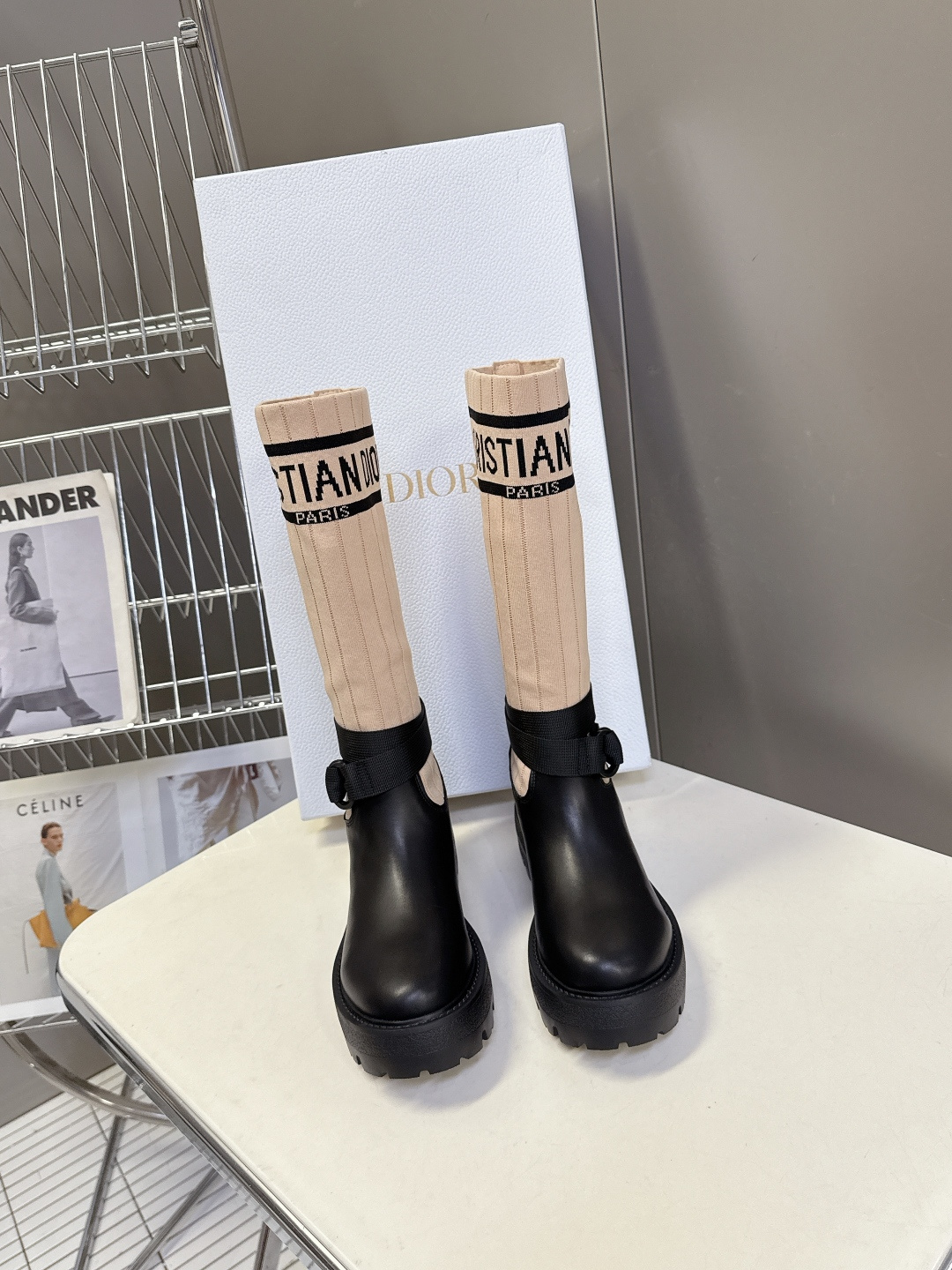 Dior迪奥秋冬最新款骑士靴 长靴 超多明星网红种草 时尚与潮流同时拥有 简约的设计 细节充满品牌元素 