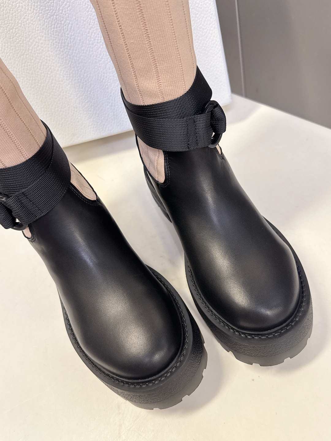 Dior迪奥秋冬最新款骑士靴 长靴 超多明星网红种草 时尚与潮流同时拥有 简约的设计 细节充满品牌元素 