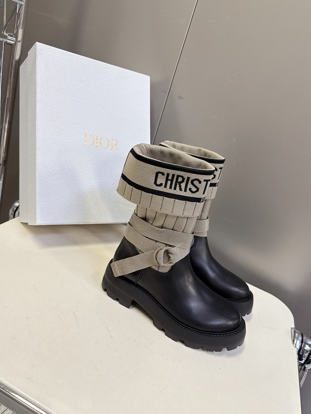 Dior迪奥秋冬最新款骑士靴 长靴 超多明星网红种草 时尚与潮流同时拥有 简约的设计 细节充满品牌元素 