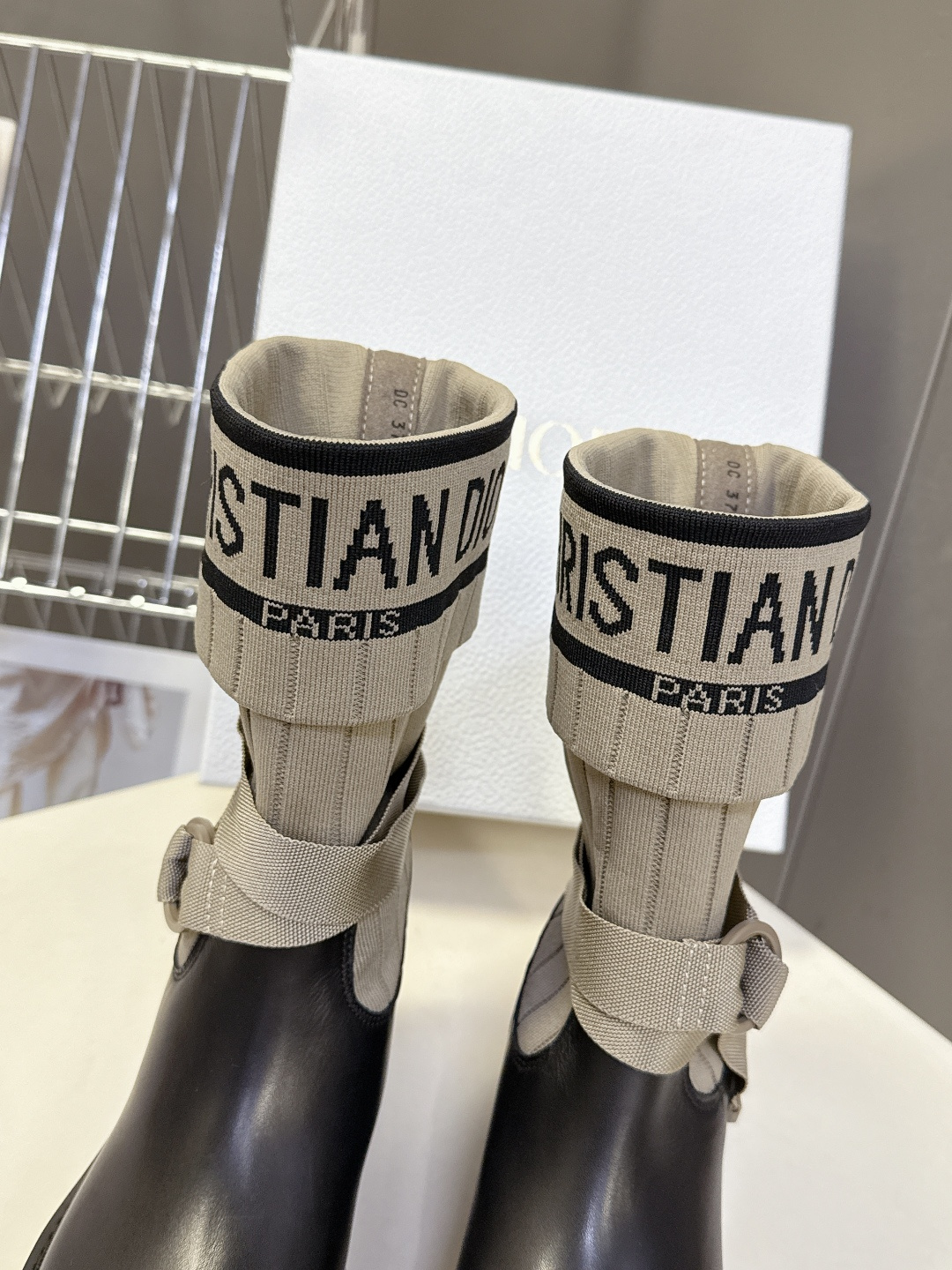 Dior迪奥秋冬最新款骑士靴 长靴 超多明星网红种草 时尚与潮流同时拥有 简约的设计 细节充满品牌元素 