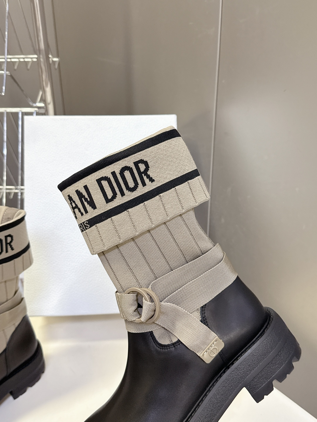 Dior迪奥秋冬最新款骑士靴 长靴 超多明星网红种草 时尚与潮流同时拥有 简约的设计 细节充满品牌元素 