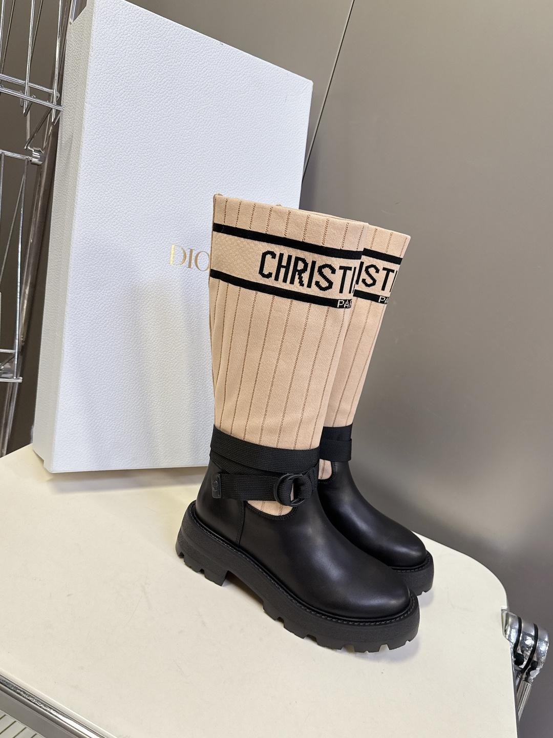 Dior迪奥秋冬最新款骑士靴 长靴 超多明星网红种草 时尚与潮流同时拥有 简约的设计 细节充满品牌元素 