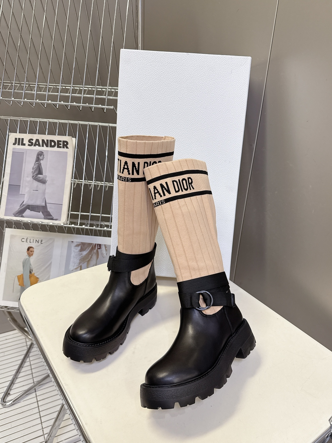 Dior迪奥秋冬最新款骑士靴 长靴 超多明星网红种草 时尚与潮流同时拥有 简约的设计 细节充满品牌元素 