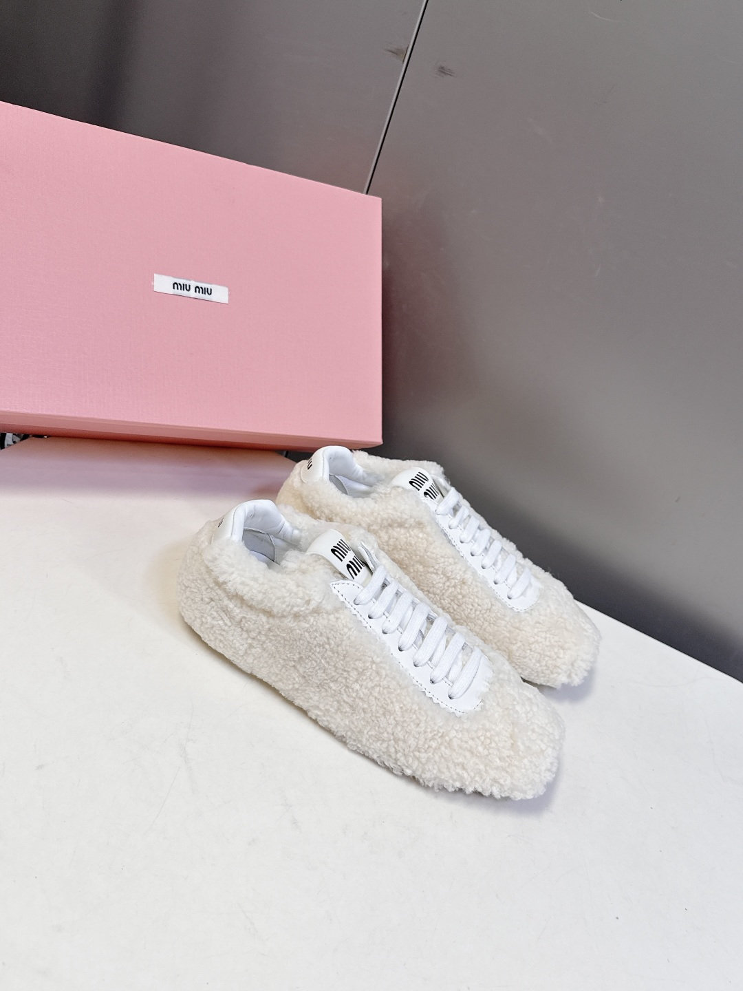 miumiu缪缪秋冬最新款薄底毛毛鞋 超多明星时尚博主种草 复古又时髦上脚美炸了 简约的运动板鞋设计 极