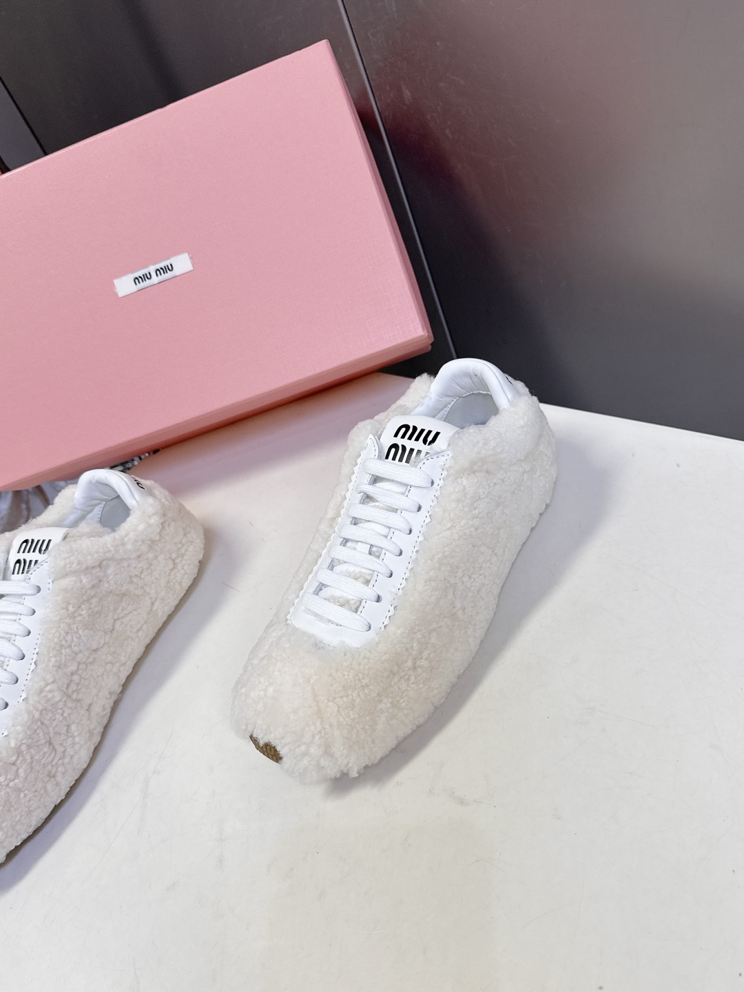 miumiu缪缪秋冬最新款薄底毛毛鞋 超多明星时尚博主种草 复古又时髦上脚美炸了 简约的运动板鞋设计 极
