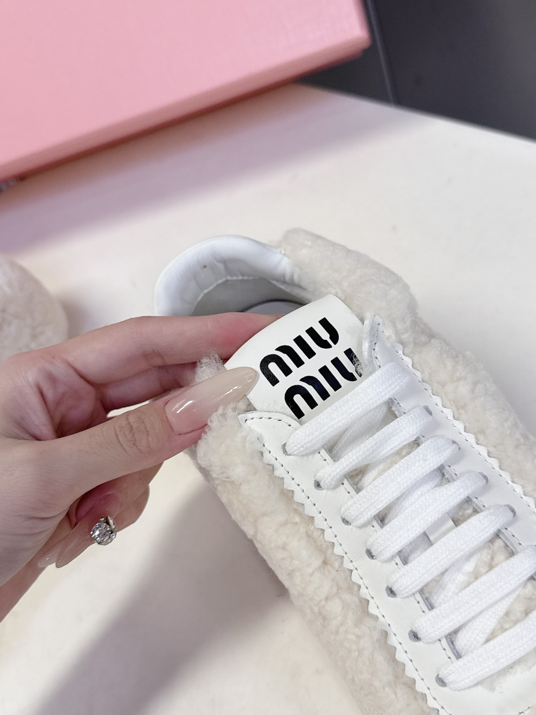 miumiu缪缪秋冬最新款薄底毛毛鞋 超多明星时尚博主种草 复古又时髦上脚美炸了 简约的运动板鞋设计 极