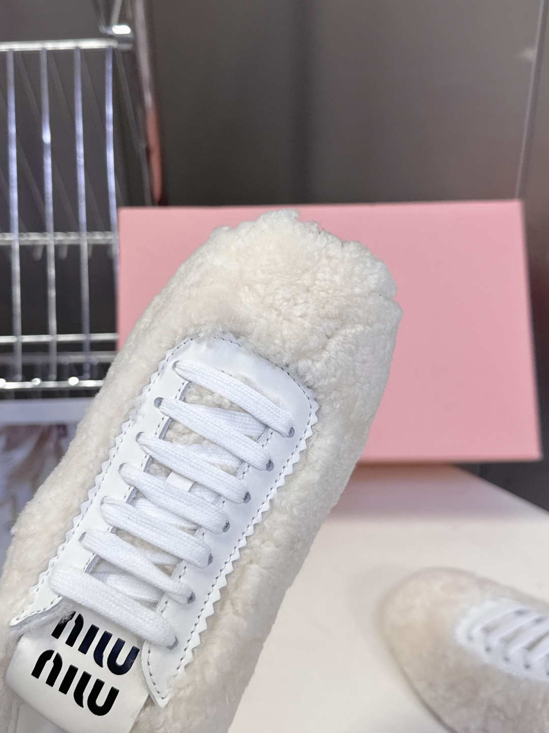 miumiu缪缪秋冬最新款薄底毛毛鞋 超多明星时尚博主种草 复古又时髦上脚美炸了 简约的运动板鞋设计 极