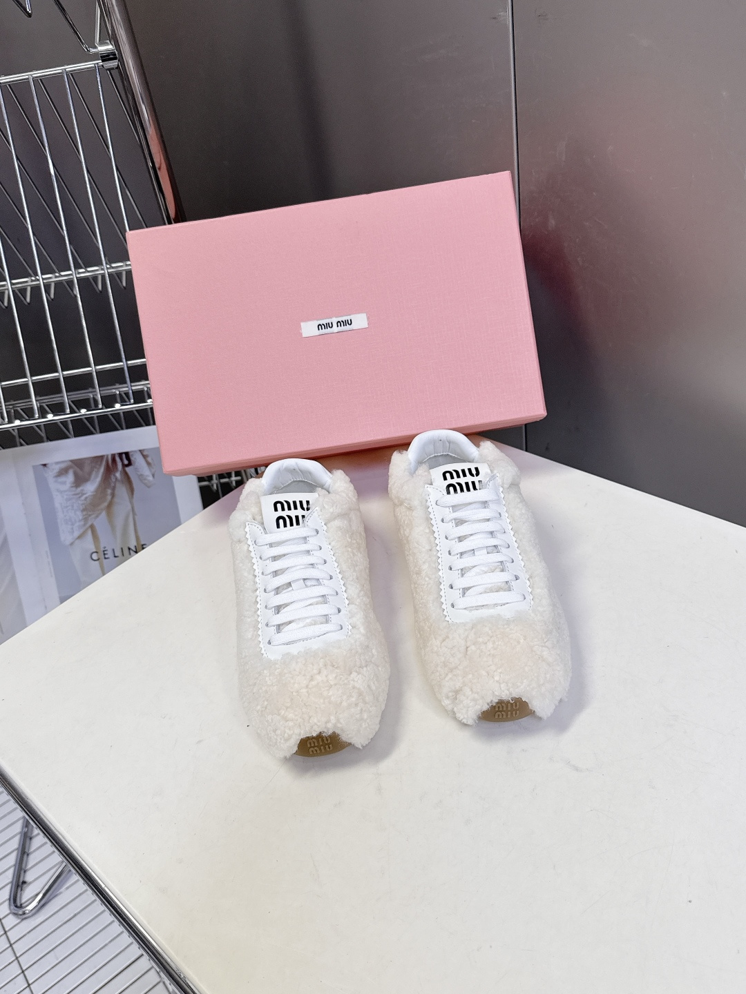 miumiu缪缪秋冬最新款薄底毛毛鞋 超多明星时尚博主种草 复古又时髦上脚美炸了 简约的运动板鞋设计 极