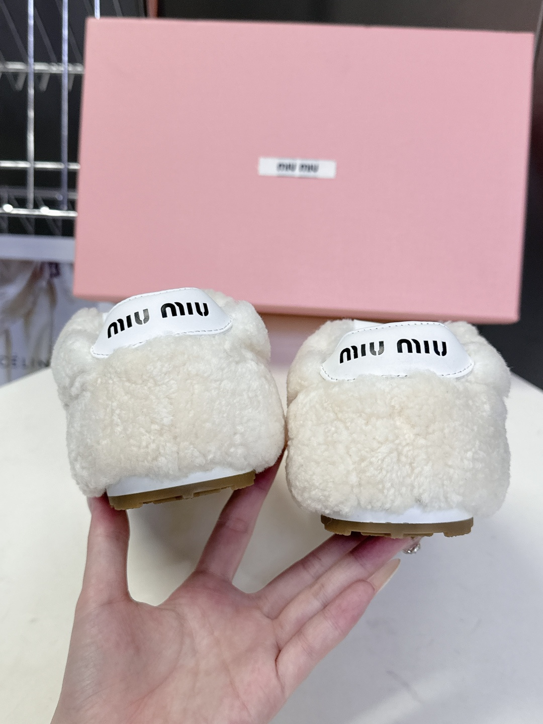 miumiu缪缪秋冬最新款薄底毛毛鞋 超多明星时尚博主种草 复古又时髦上脚美炸了 简约的运动板鞋设计 极