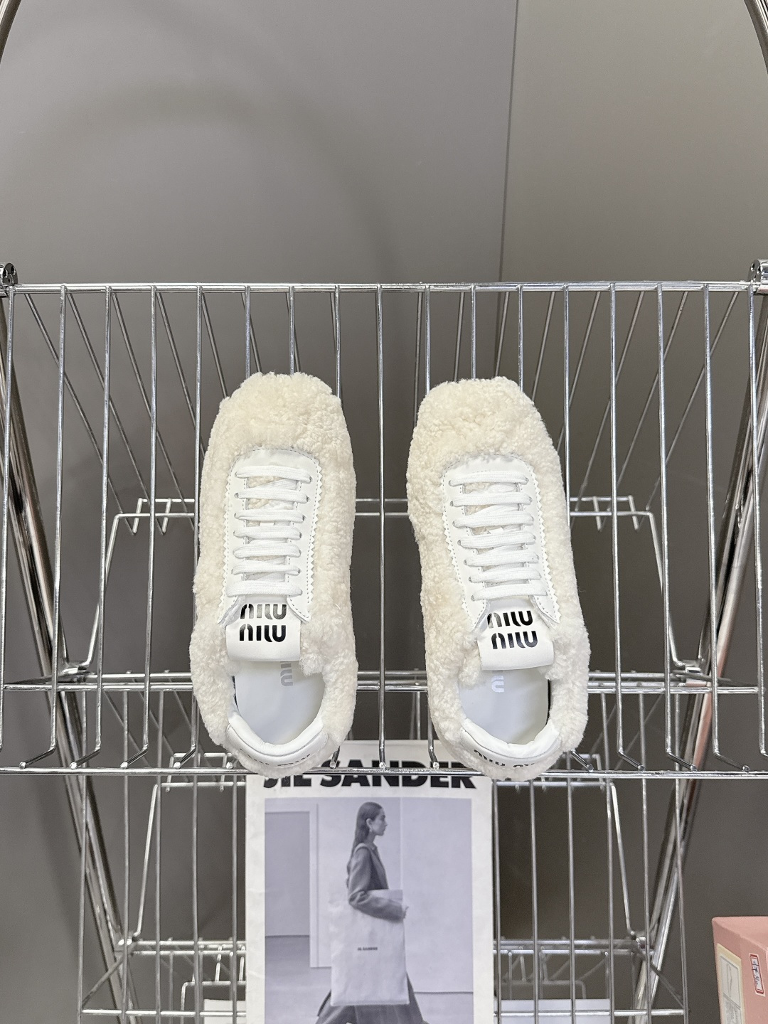 miumiu缪缪秋冬最新款薄底毛毛鞋 超多明星时尚博主种草 复古又时髦上脚美炸了 简约的运动板鞋设计 极