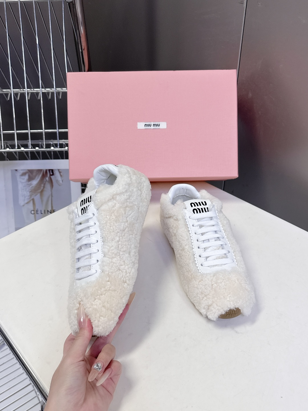 miumiu缪缪秋冬最新款薄底毛毛鞋 超多明星时尚博主种草 复古又时髦上脚美炸了 简约的运动板鞋设计 极