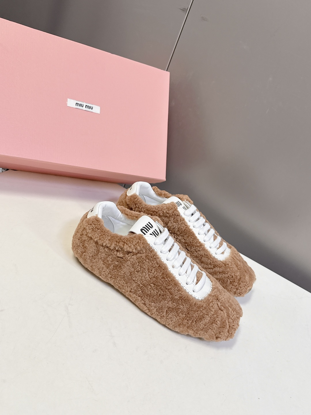 miumiu缪缪秋冬最新款薄底毛毛鞋 超多明星时尚博主种草 复古又时髦上脚美炸了 简约的运动板鞋设计 极
