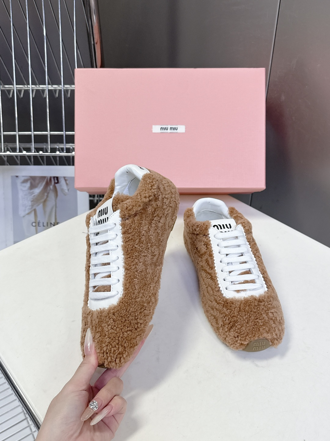 miumiu缪缪秋冬最新款薄底毛毛鞋 超多明星时尚博主种草 复古又时髦上脚美炸了 简约的运动板鞋设计 极