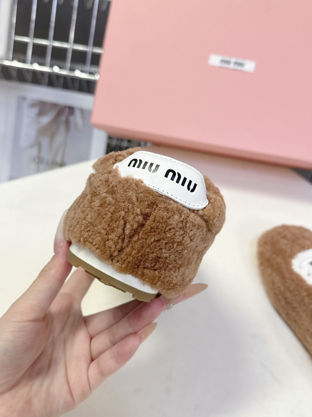 miumiu缪缪秋冬最新款薄底毛毛鞋 超多明星时尚博主种草 复古又时髦上脚美炸了 简约的运动板鞋设计 极