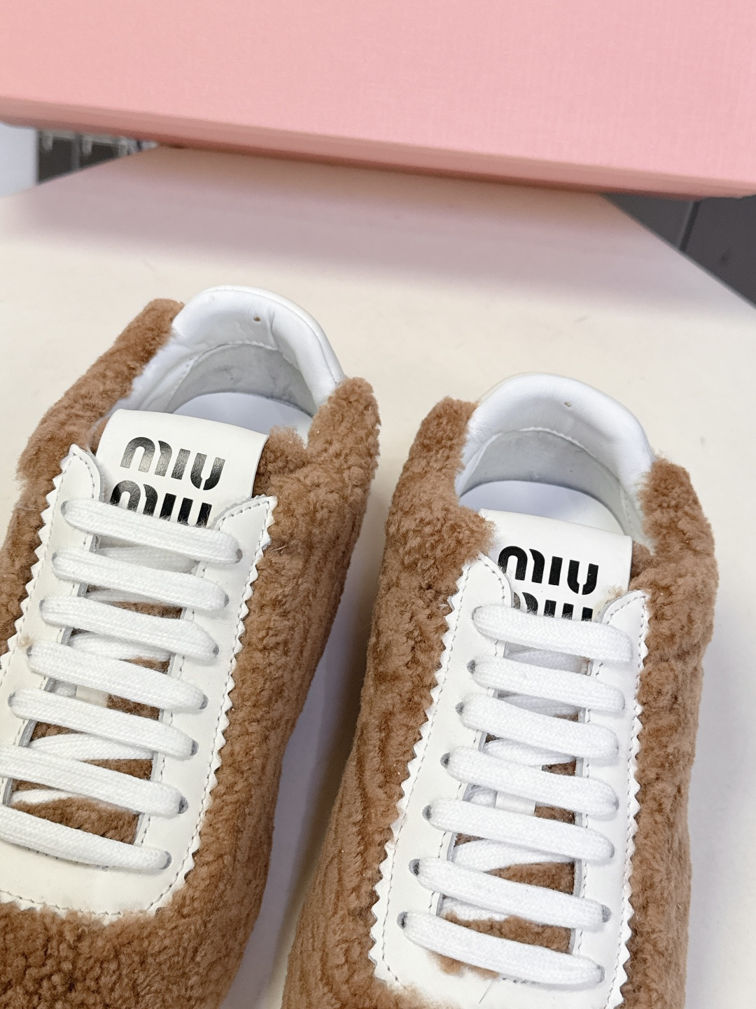 miumiu缪缪秋冬最新款薄底毛毛鞋 超多明星时尚博主种草 复古又时髦上脚美炸了 简约的运动板鞋设计 极