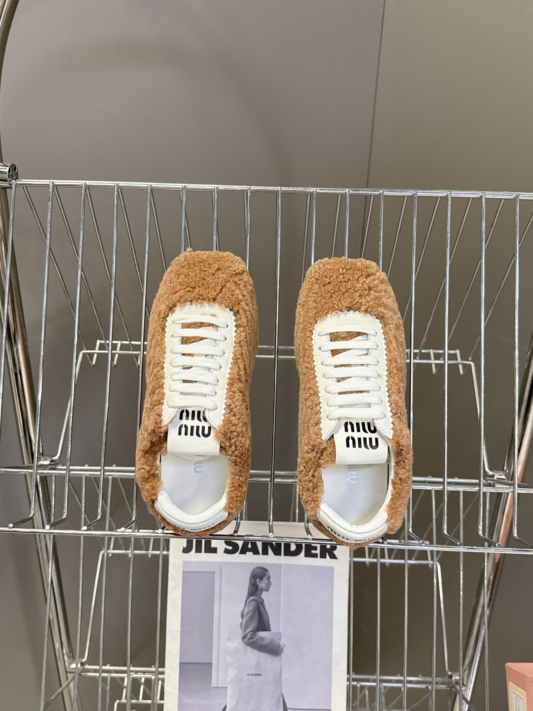 miumiu缪缪秋冬最新款薄底毛毛鞋 超多明星时尚博主种草 复古又时髦上脚美炸了 简约的运动板鞋设计 极