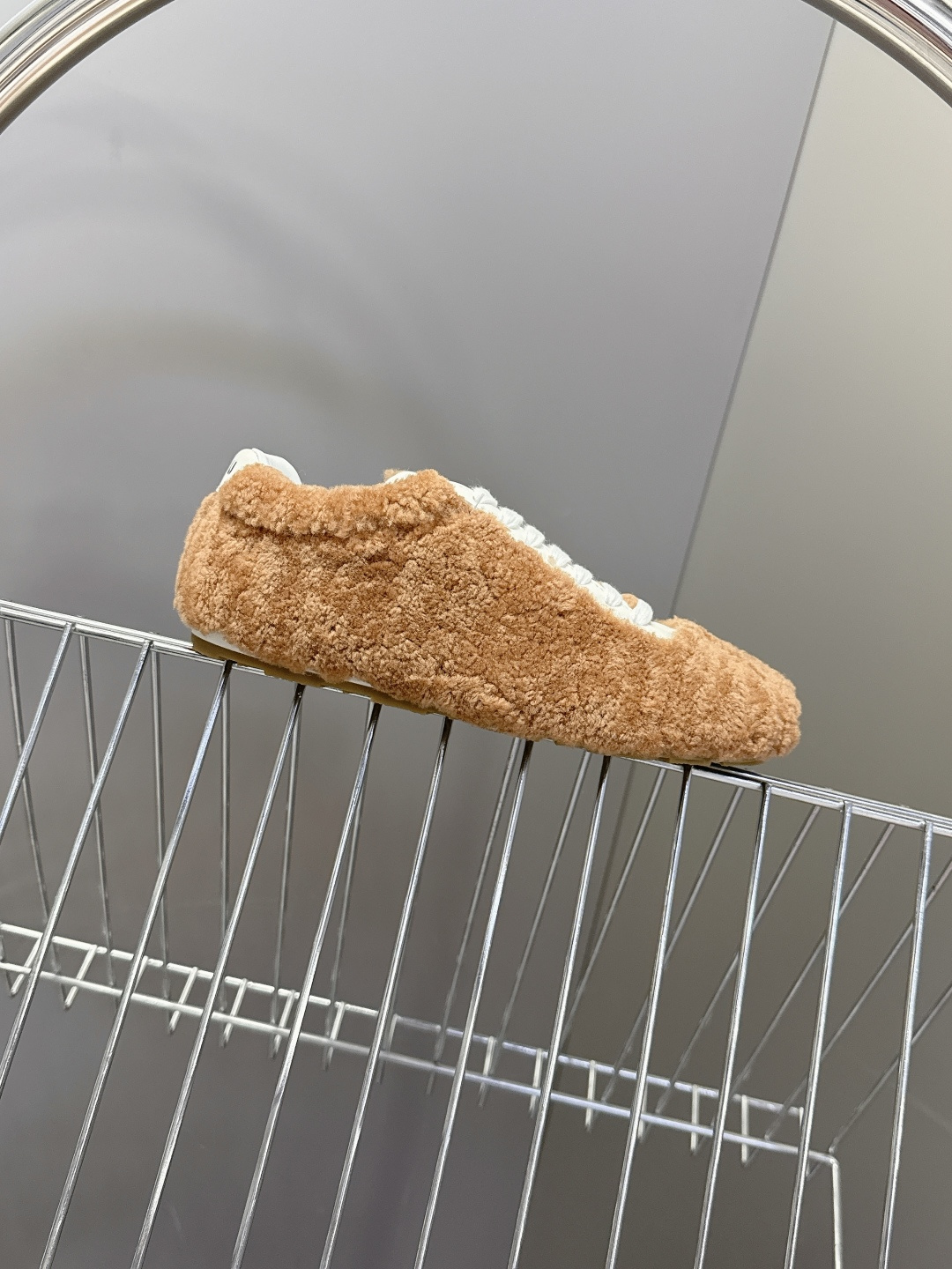 miumiu缪缪秋冬最新款薄底毛毛鞋 超多明星时尚博主种草 复古又时髦上脚美炸了 简约的运动板鞋设计 极