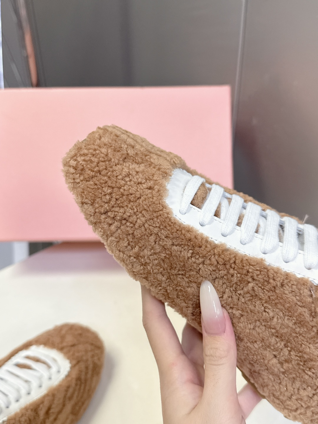 miumiu缪缪秋冬最新款薄底毛毛鞋 超多明星时尚博主种草 复古又时髦上脚美炸了 简约的运动板鞋设计 极