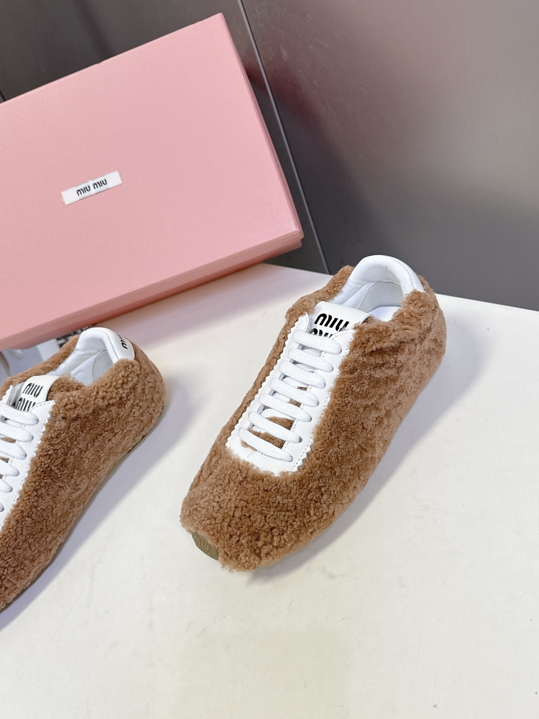 miumiu缪缪秋冬最新款薄底毛毛鞋 超多明星时尚博主种草 复古又时髦上脚美炸了 简约的运动板鞋设计 极