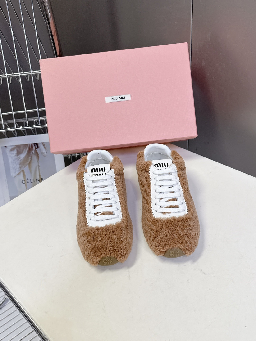 miumiu缪缪秋冬最新款薄底毛毛鞋 超多明星时尚博主种草 复古又时髦上脚美炸了 简约的运动板鞋设计 极